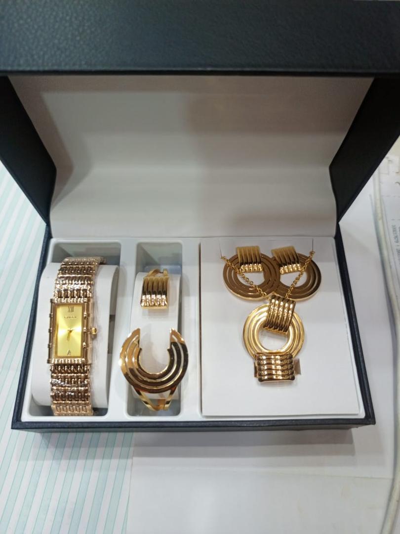 Ensemble Coffret Bijoux ( Chaîne Et Montre ) Or Plaqué