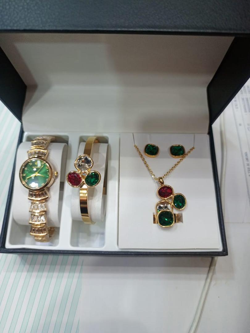 Ensemble Coffret Bijoux ( Chaîne Et Montre ) Or Plaqué
