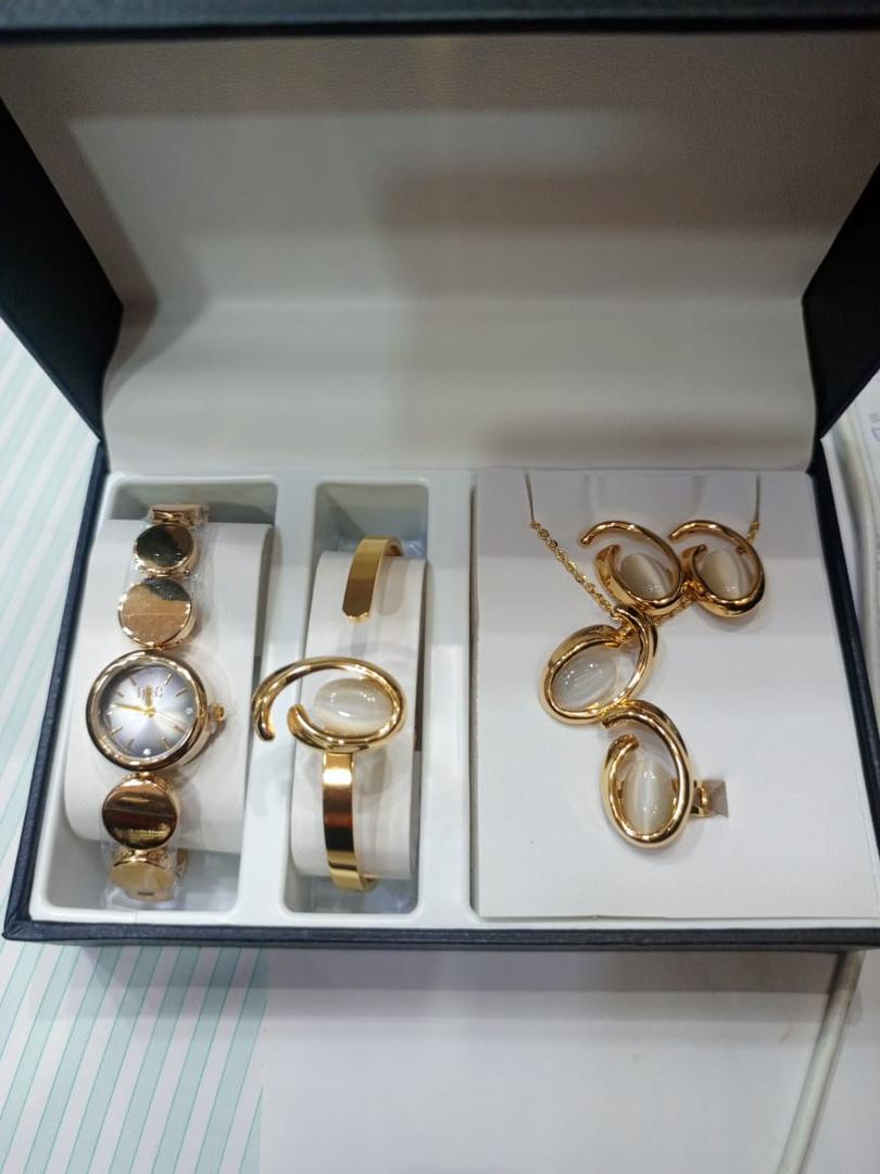 Ensemble Coffret Bijoux ( Chaîne Et Montre ) Or Plaqué