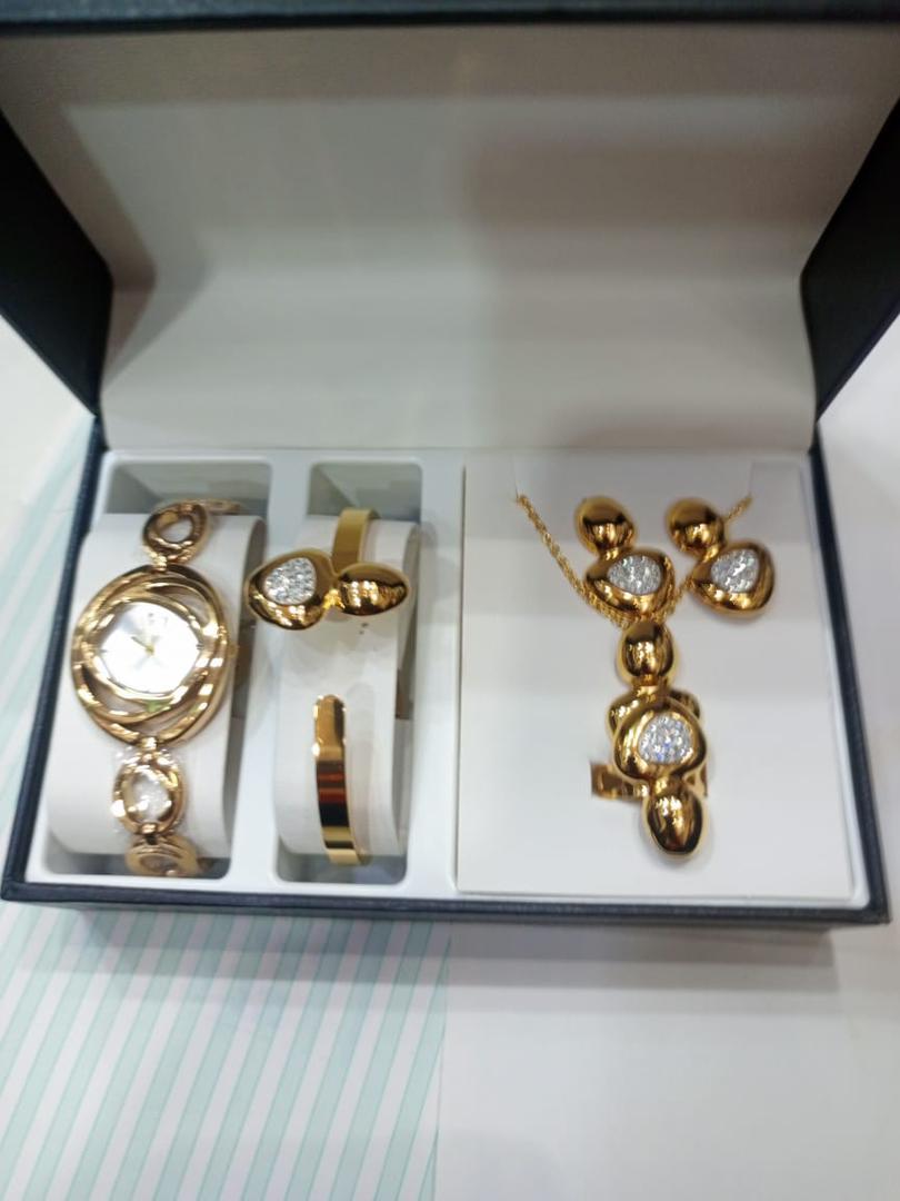 Ensemble Coffret Bijoux ( Chaîne Et Montre ) Or Plaqué