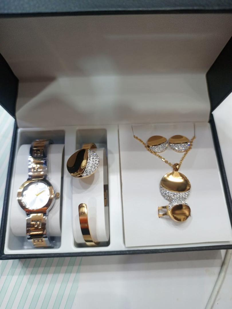 Ensemble Coffret Bijoux ( Chaîne Et Montre ) Or Plaqué